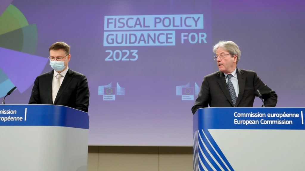 epa09796247 Valdis Dombrovskis, Executive Vice President of the European Commission for An Economy that Works for People (L) and European Commissioner for Economy Paolo Gentiloni give a joint press conference on the fiscal policy guidance for 2023 at the European Commission in Brussels, Belgium, 02 March 2022.  EPA-EFE/STEPHANIE LECOCQ