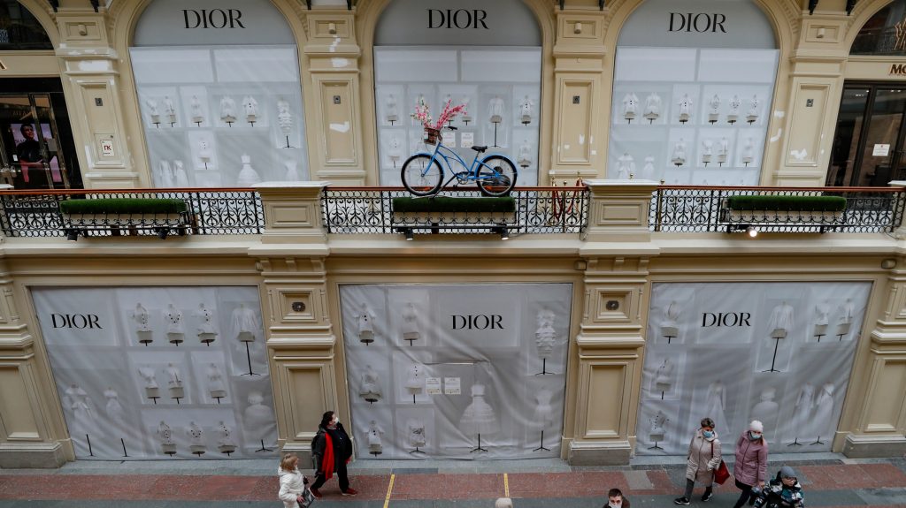 epa09807687 Russian people walk past the windows of a closed Dior shop in Moscow, Russia, 07 March 2022. As the result of sanctions imposed by the West on Russia, a number of brands such as Louis Vuitton, Chanel, Prada, Gucci, Apple, Master Card Visa and others, have announced the suspension or limitation of their business in Russia. Russian troops entered Ukraine on 24 February 2022, prompting a series of severe economic sanctions imposed by Western countries on Russia.  EPA-EFE/YURI KOCHETKOV