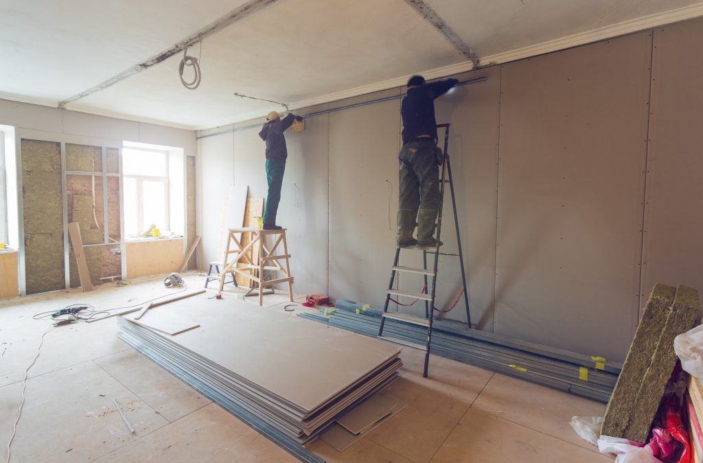 Workers,Are,Installing,Plasterboard,(drywall),For,Gypsum,Walls,In,Apartment