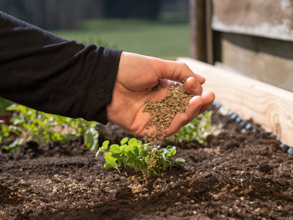 How,To,Use,Organic,Fertilizer,For,Organic,Farming,Or,Gardening;