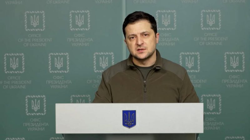 Ukraine : Volodymyr Zelensky appelle à interdire la Russie de "tous les ports" et "aéroports du monde"