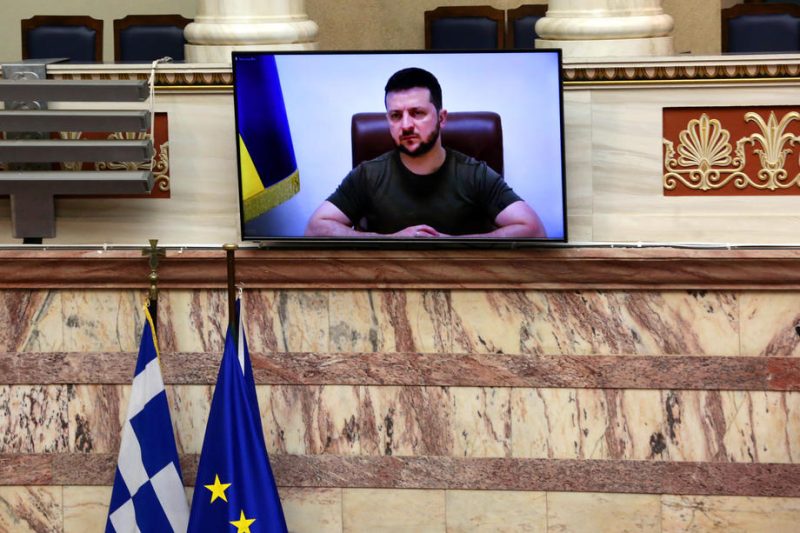 Le discours de Volodymyr Zelensky au Parlement grec éclipsé par la vidéo du bataillon Azov