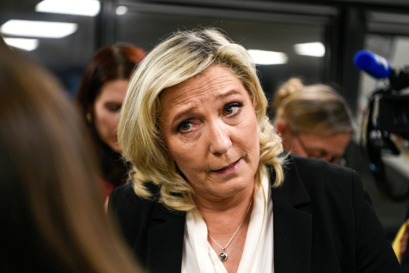 Présidentielle : Le Pen continue de vouloir tendre la main à la Russie