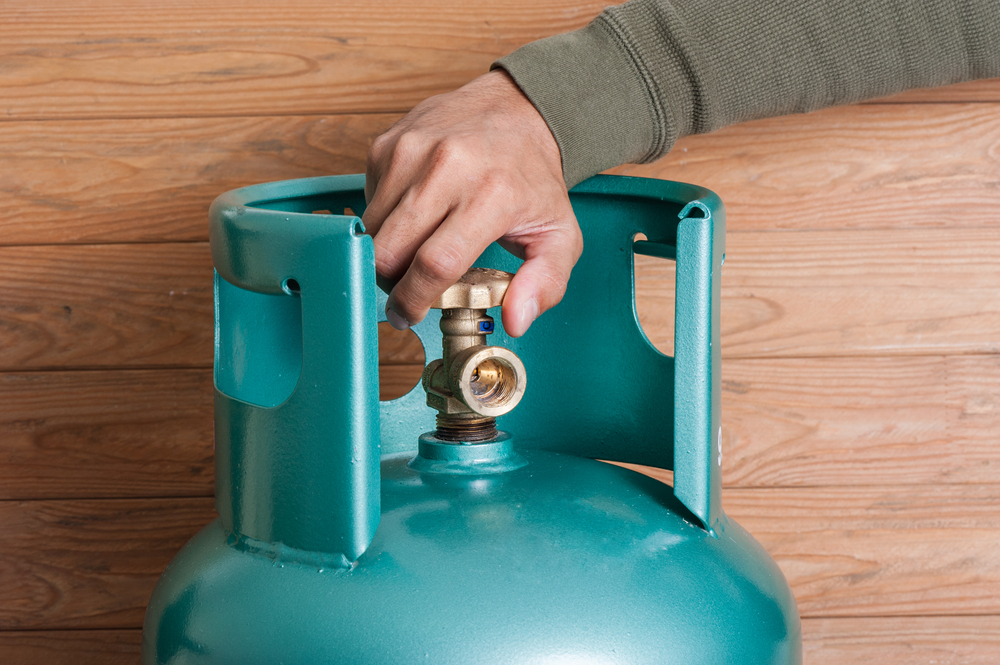 Closeup,Man&rsquo;s,Hand,Operating,Valve,Of,Lpg,Cylinder,For,Cooking