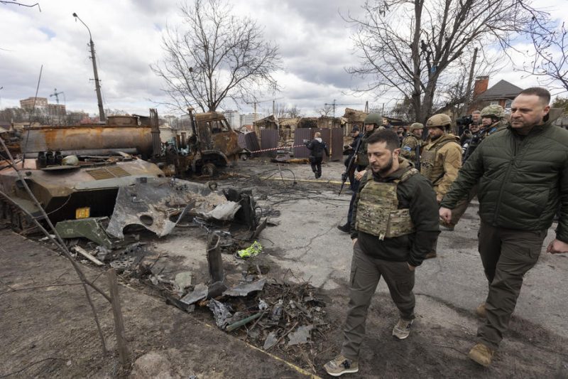 Ukraine : expulsions massives de diplomates russes de France et d'Allemagne, la Russie accusée de "crimes de guerre"