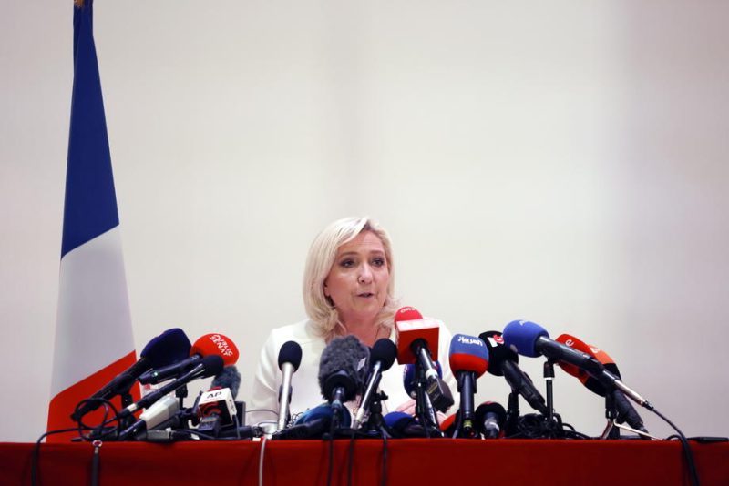Marine Le Pen se défend de tout « Frexit caché »