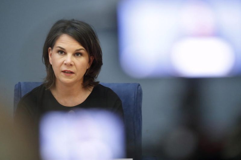 La livraison d’armes lourdes n’est plus « taboue », selon la ministre des Affaires étrangères allemande