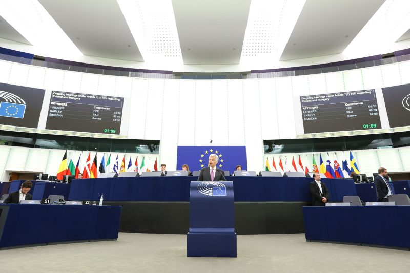 Les eurodéputés reprochent à la France de ne pas avoir assisté au débat sur la Hongrie et la Pologne