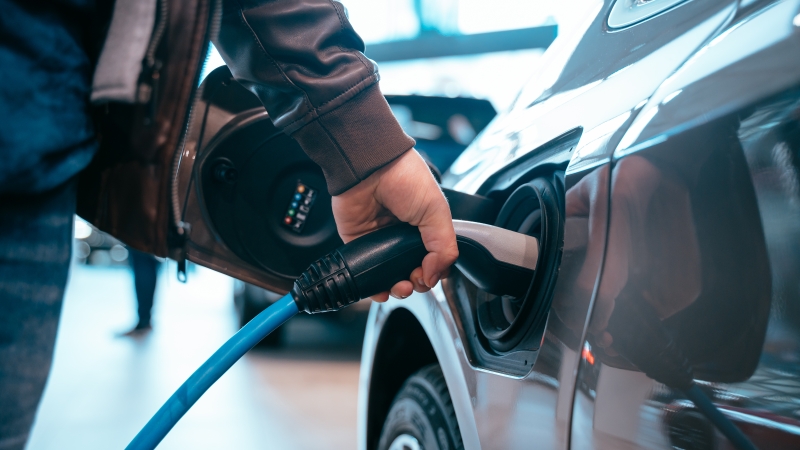 La ruée des opérateurs de bornes de recharge pour voitures électriques en France