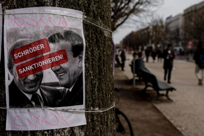 Sanctionné à Berlin et menacé par les eurodéputés, Gerhard Schröder paie ses liens avec Vladimir Poutine
