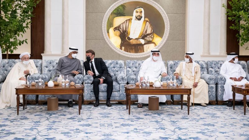 Emmanuel Macron en visite aux Émirats arabes unis pour rendre hommage au président décédé