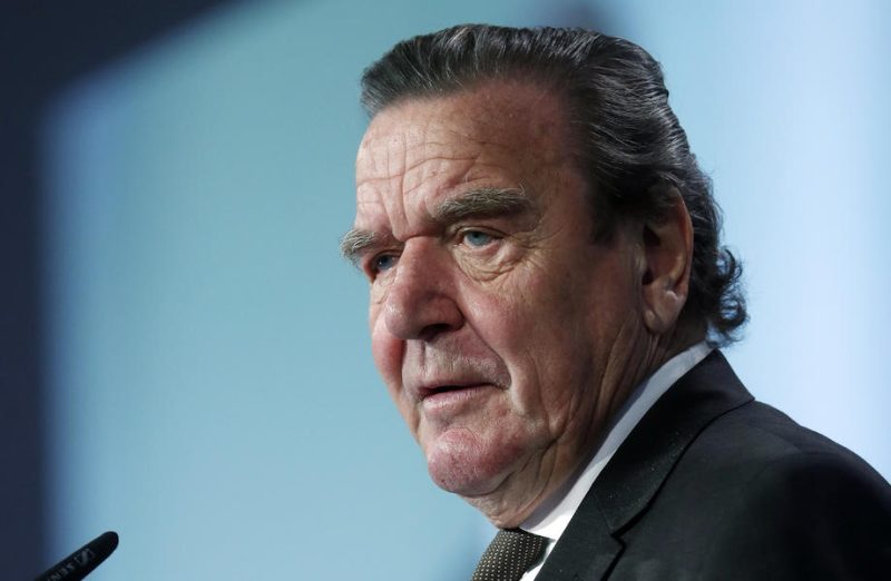 L'ex-chancelier allemand Gerhard Schröder dit avoir renoncé à entrer au conseil de surveillance de Gazprom