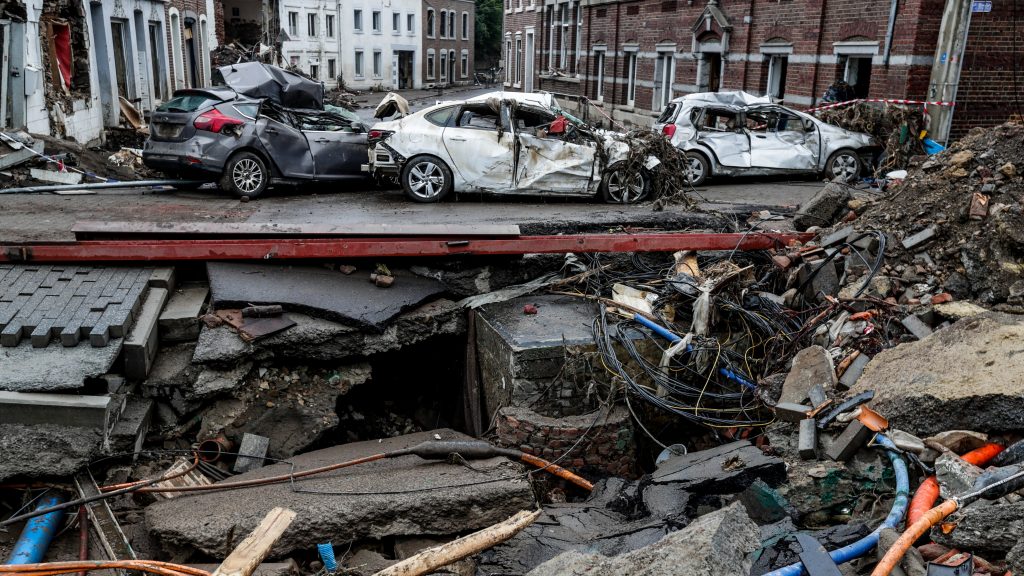 epa09619050 A view of damaged cars in Pepinster, Belgium, 24 July 2021. Heavy rains caused widespread damage and flooding in parts of Belgium and across central Europe in the night of 14/15 July. Dozens have died and many remain unaccounted for.  EPA-EFE/STEPHANIE LECOCQ