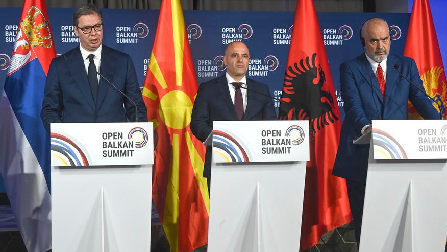 epa10002067 (L-R) President of Serbia Aleksandar Vucic, North Macedonia&rsquo;s Prime Minister Dimitar Kovacevski and Prime Minister of Albania Edi Rama attend the joint press conference during the Open Balkan Summit in Ohrid, Republic of North Macedonia, 08 June 2022.  EPA-EFE/GEORGI LICOVSKI