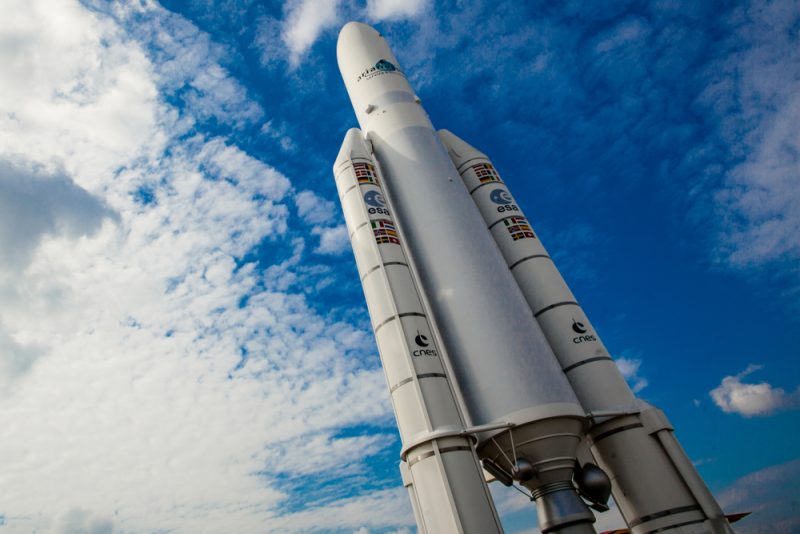 Dans le fracas, l'une des dernières fusées Ariane 5 prend son envol