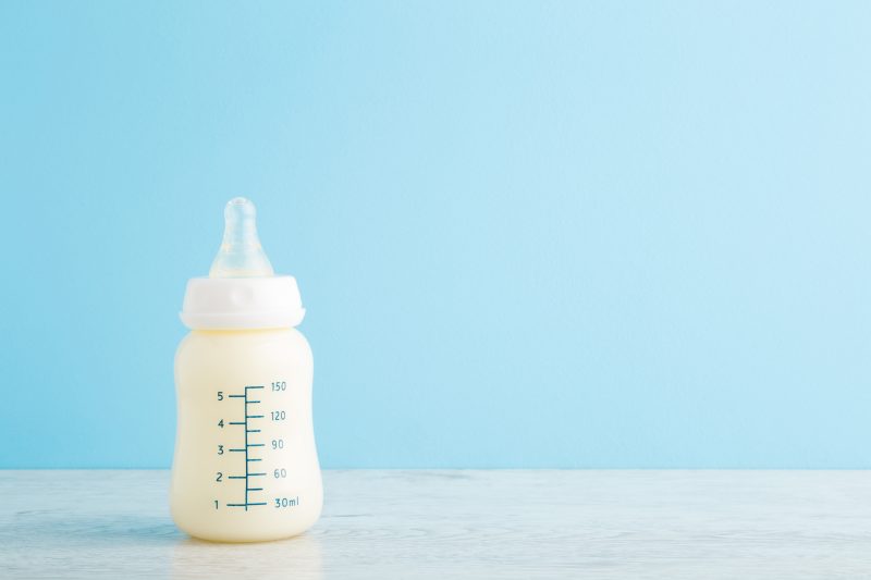 Pénurie de lait pour bébés : « il reste du travail », reconnaît Joe Biden