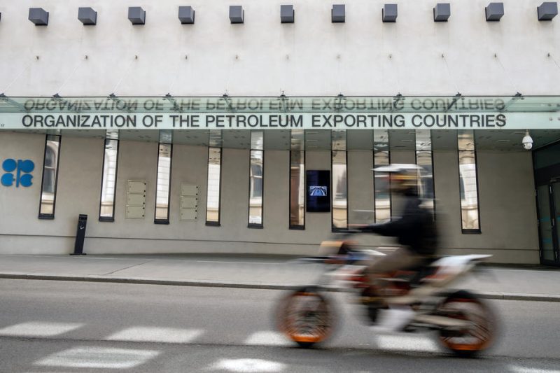 Pétrole : l'Opep+ accélère la cadence et ménage la Russie