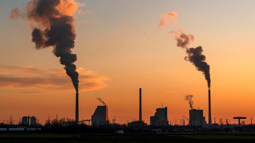 epa09680959 A general view on the coal-fired large-scale power plant Mannheim AG (GKM) in Mannheim, Germany, 12 January 2022. The German Federal Ministry for Climate Protection, Environment and Energy (BMU) is calling for immediate climate protection measures. One key point is the reform of the Renewable Energy Sources Act. To ensure that significantly more electricity is generated from wind and solar energy in the future, it is planned to increase the corresponding tender volumes. In addition, it is necessary to reconcile the expansion of wind power with the protection of species. According to the ministry, the targets set by the previous black-red-led government for this year will be missed by a wide margin, and next year will also be difficult.  EPA-EFE/RONALD WITTEK