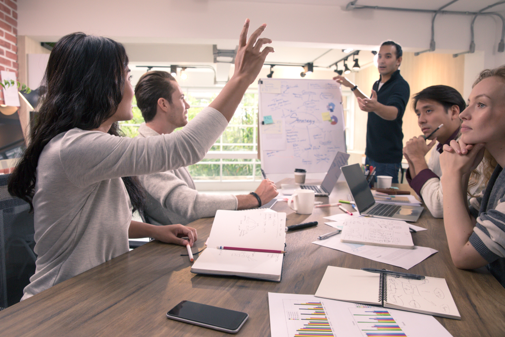 Asian,Businesswoman,Raising,Hand,And,Asking,Questions,And,Discussing,To