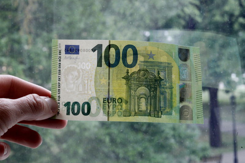 L'euro à son plus bas face au dollar depuis près de 20 ans