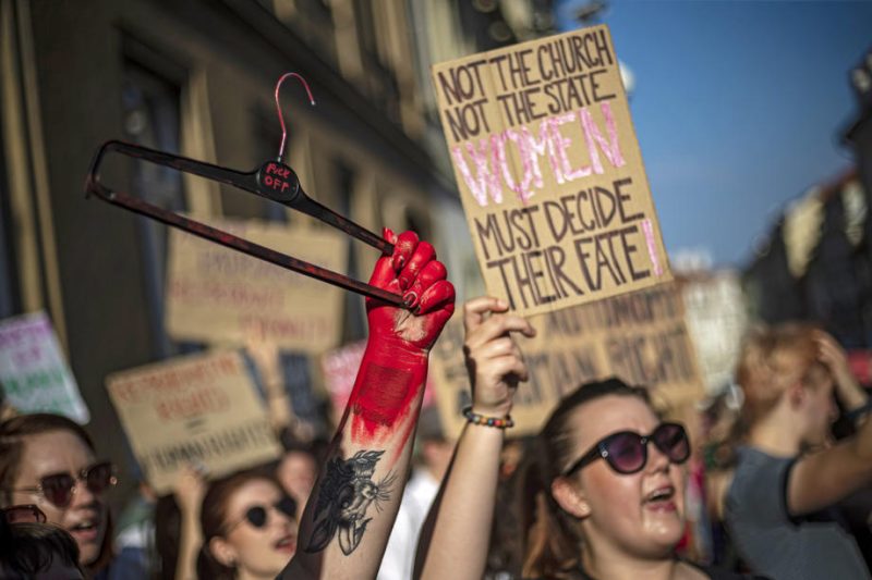 Les dirigeants européens invités à « retrousser leurs manches » pour sécuriser le droit à l’IVG en Europe
