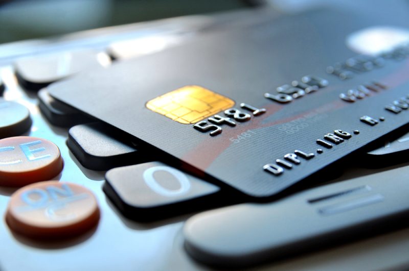 Comptes bancaires bloqués : des Russes vivant en France déposent plainte pour discrimination
