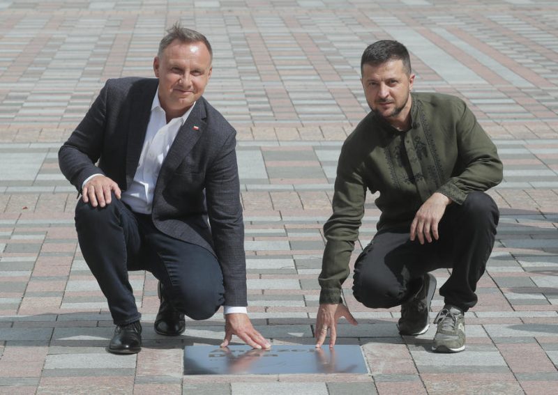 Le président polonais Andrzej Duda est la première personne honorée sur la nouvelle Promenade des Braves à Kiev
