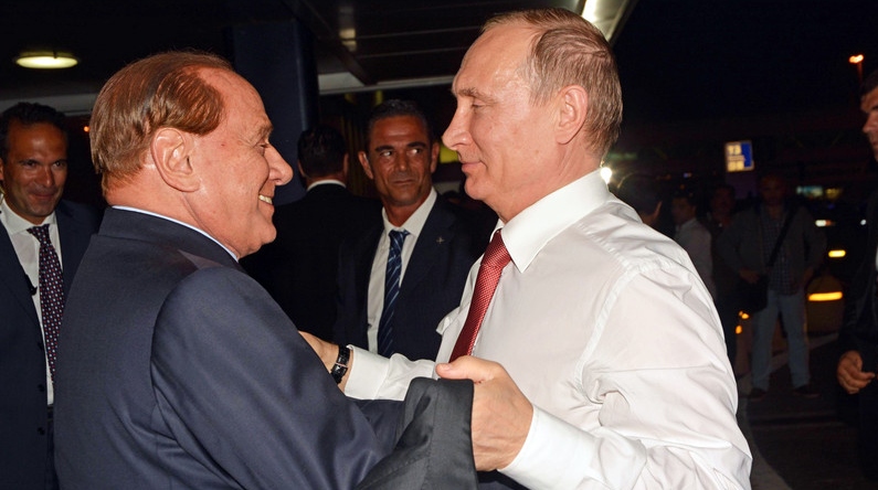 epa04792659 Russian President Vladimir Putin (R) meets former Italian prime minister Silvio Berlusconi (L) at Fiumicino Airport in Rome, Italy, 10 June 2015.  Vladimir Putin is on a working visit in Italy meeting with PM Renzi, President Mattarella and Pope Francis.  EPA/TELENEWS