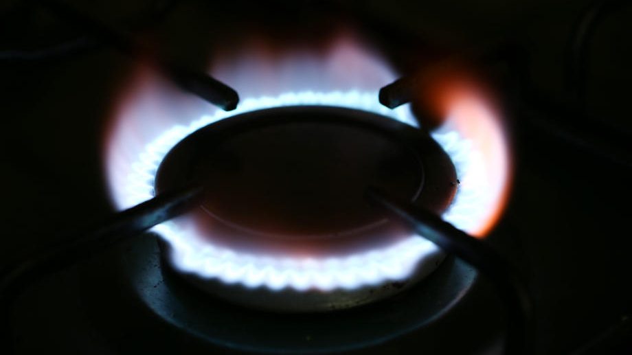 epa10167907 A gas ring at a house in West Yorkshire, Britain, 07 September 2022. British Prime Minister Liz Truss is expected to make an announcement on help with rising energy prices on 08 September 2022.  EPA-EFE/Adam Vaughan
