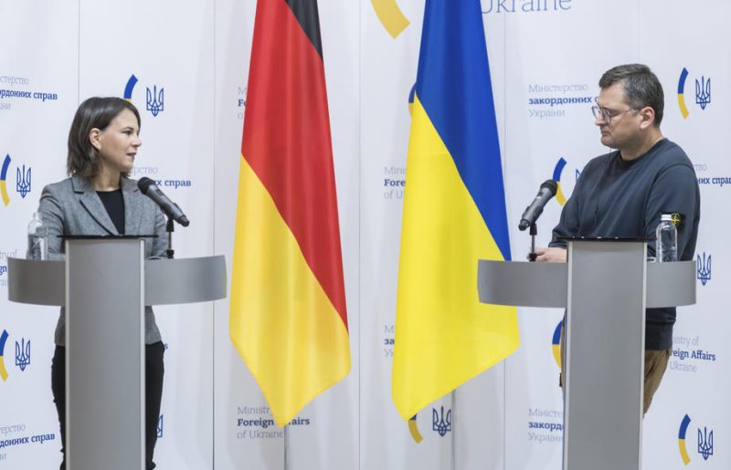 Les Allemands résolus à soutenir l'Ukraine malgré le prix du gaz, tandis que Mme Baerbock se rend à Kiev
