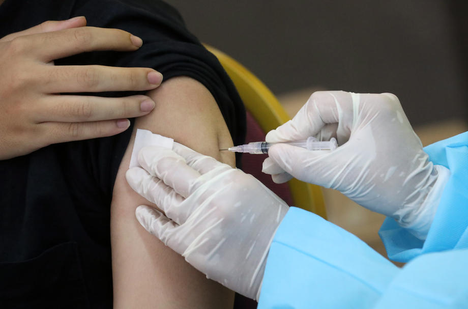 Fourth booster dose of COVID-19 vaccines for health workers in Indonesia