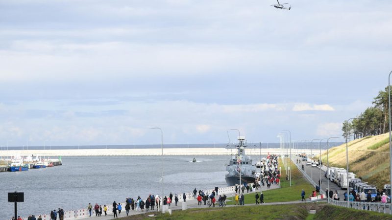 Pologne : un navire russe entre dans la nouvelle voie navigable du canal de la Vistule