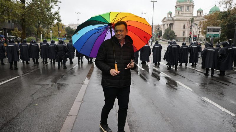 Des activistes condamnent la violence de l’extrême droite lors de l’EuroPride de Belgrade
