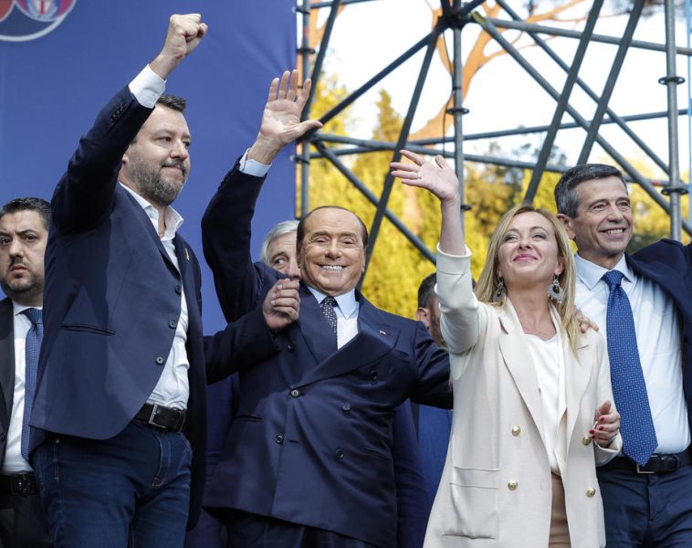 « Asservi » à l’extrême droite, le parti de Silvio Berlusconi soutiendra Viktor Orbán, selon un eurodéputé de gauche