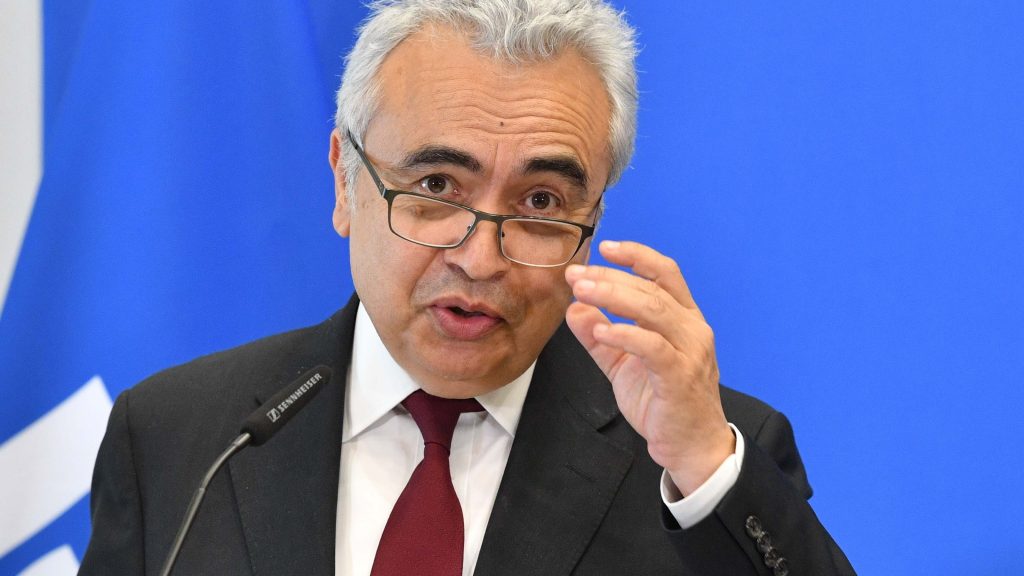 epa09942585 Executive Director of the International Energy Agency (IEA) Fatih Birol during a press conference after his meeting with Polish Climate and Environment Minister Anna Moskwa at the Climate and Environment Ministry in Warsaw, Poland, 12 May 2022.  EPA-EFE/RADEK PIETRUSZKA POLAND OUT