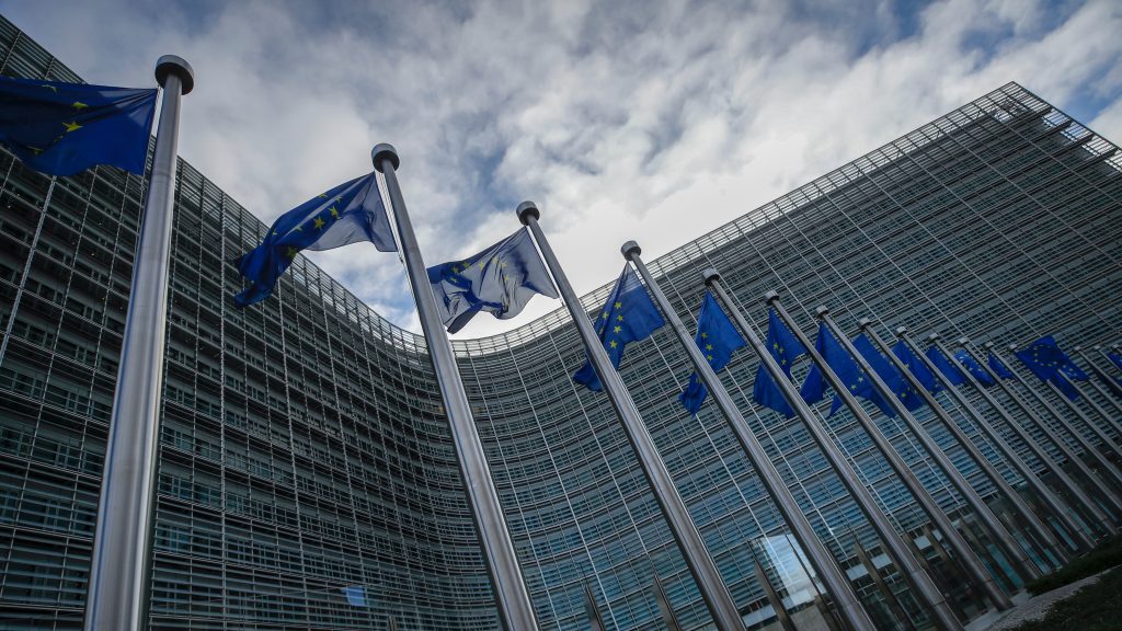 epa09629197 Outside view of European Commission headquarters called Berlaymont and EU flags in Brussels, Belgium, 08 December 2021.  EPA-EFE/OLIVIER HOSLET