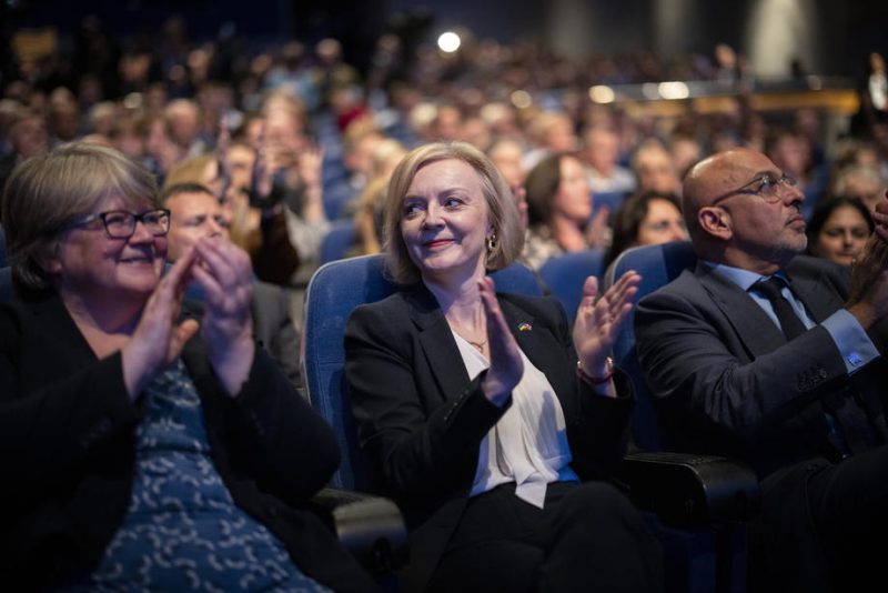 Liz Truss tente de restaurer l’unité des conservateurs après revirements et divisions