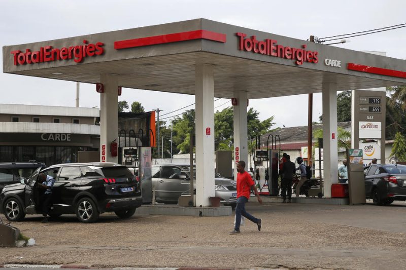 En France, des stations-service prises d’assaut souffrent de « tensions » d’approvisionnement