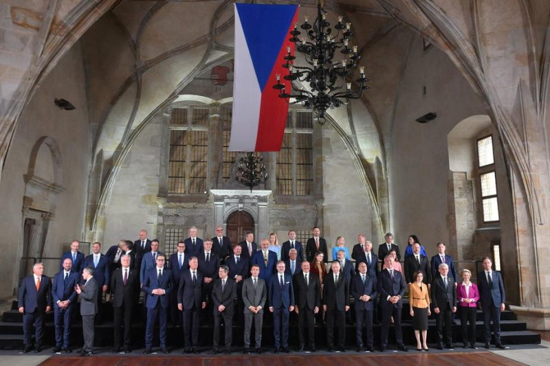 Naissance à Prague de la Communauté politique européenne, "unie" face à Moscou