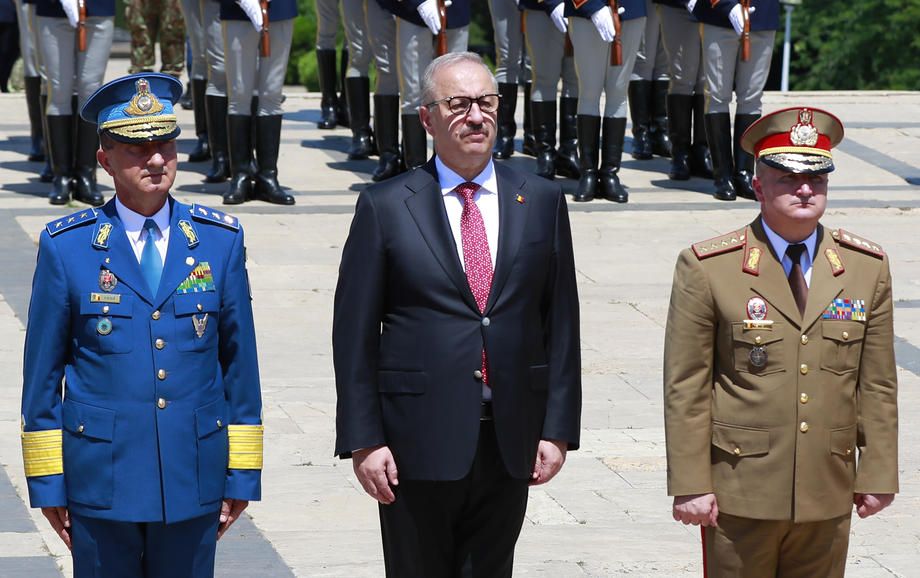 Romania&rsquo;s defense minister Vasile Dincu resigns