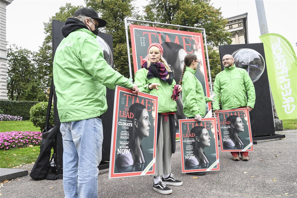 Greenpeace protest during government meeting in Helsinki