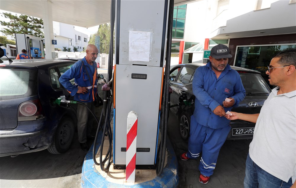 Tunisian queues at gas stations in Tunis