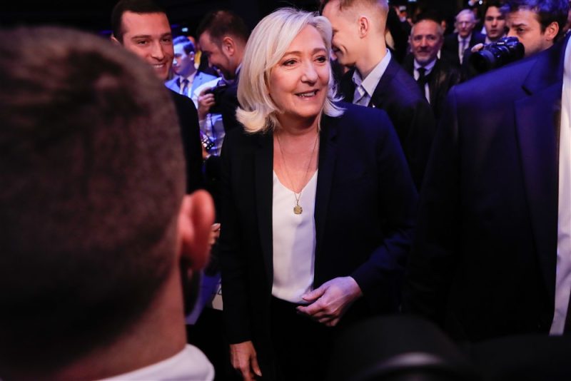 Marine Le Pen défend le patriotisme économique, dénonce des directives européennes "stupides"