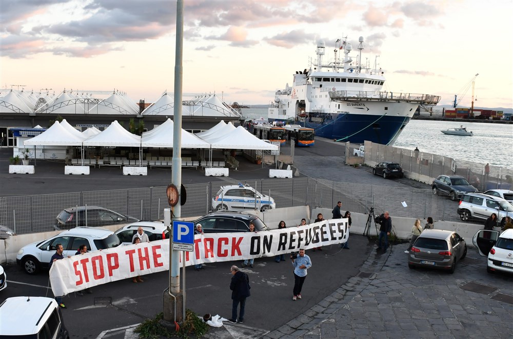 The search and rescue ship Geo Barents brings 572 people in the port of Catania