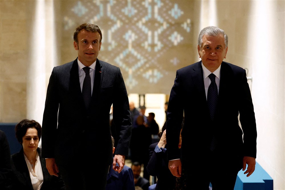 French President Macron and Uzbek President Mirziyoyev at the Louvre museum in Paris