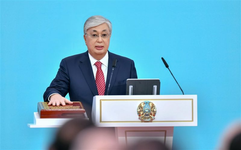 Emmanuel Macron accueille le président Kazakh Tokaiev et pousse l'Europe en Asie centrale
