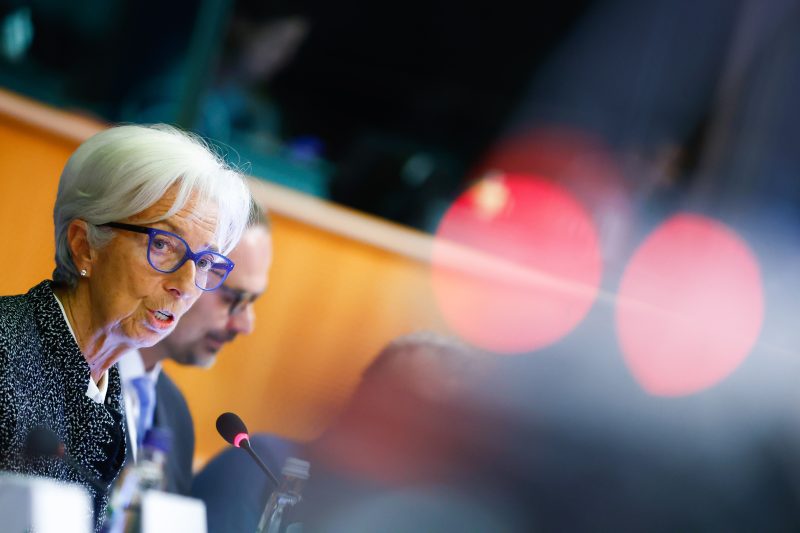 Zone euro : premier recul de l'inflation en 17 mois, à 10 % en novembre