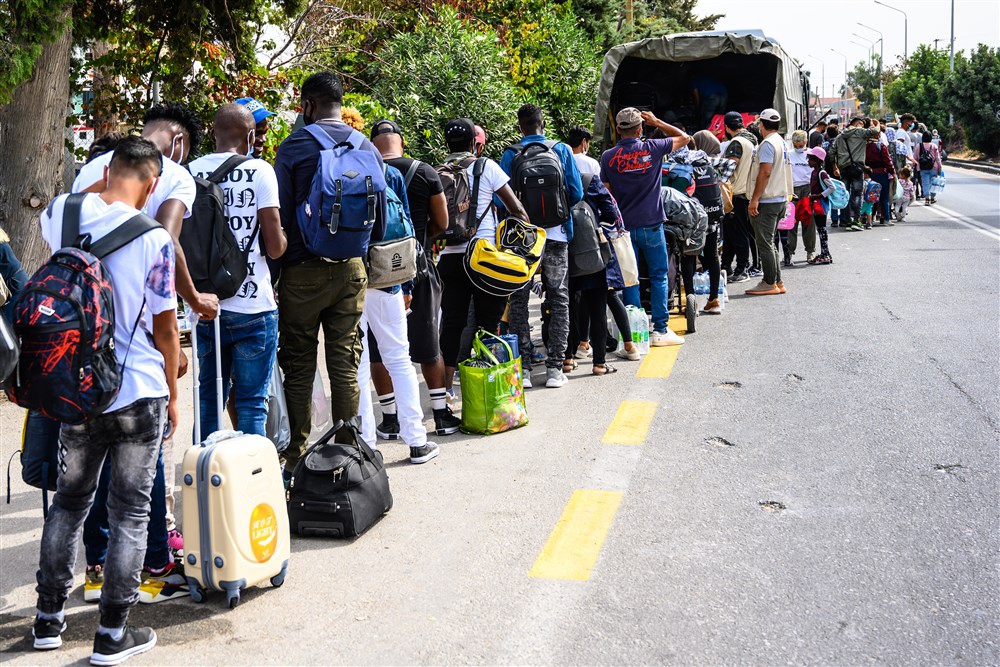 850 Refugees and migrants  are heading to mainland Greece