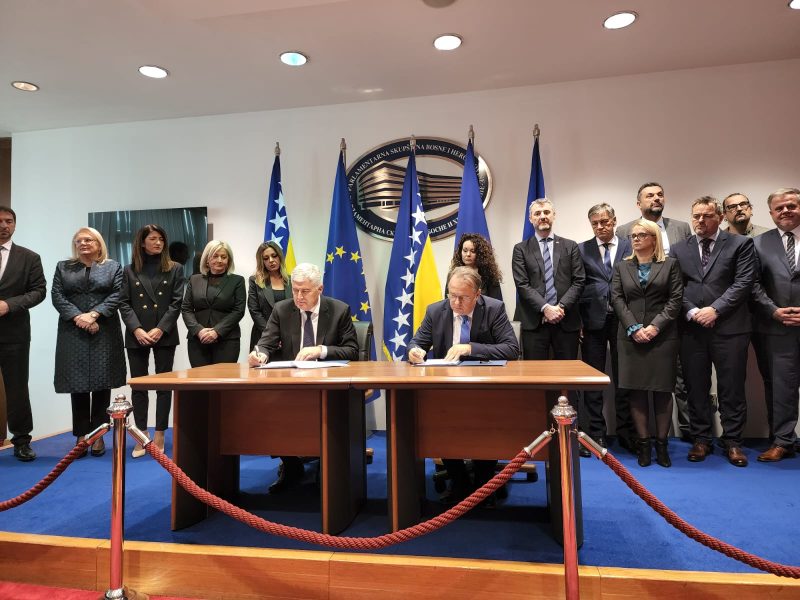 Bosnie-Herzégovine : un accord de coalition élimine un obstacle sur le chemin vers une adhésion à l’UE