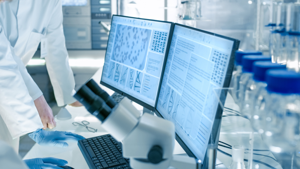 Senior,Female,Scientist,Discusses,Scientific,Data,With,Her,Laboratory,Assistant.
